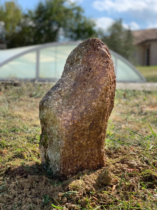 Pose d'un menhir dans un terrain